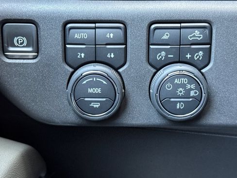 Used 2024 Chevrolet Silverado 1500 ZR2 AWD/4WD image 30