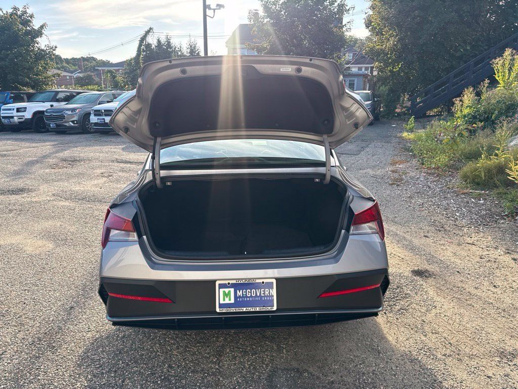 Certified 2025 Hyundai Elantra SE FWD image 6