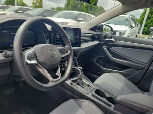 Used 2025 Volkswagen Jetta SE FWD image 11