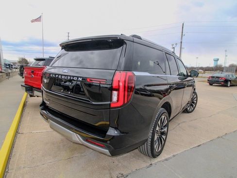 Used 2025 Ford Expedition Platinum w/ Driver's Package image 3