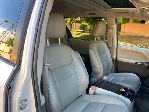 Used 2015 Toyota Sienna XLE Premium FWD image 51
