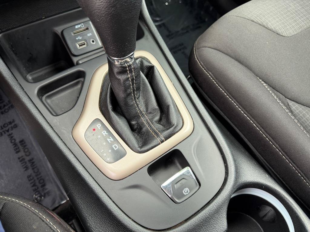 Used 2015 Jeep Cherokee Latitude w/ Comfort/Convenience Group FWD image 38