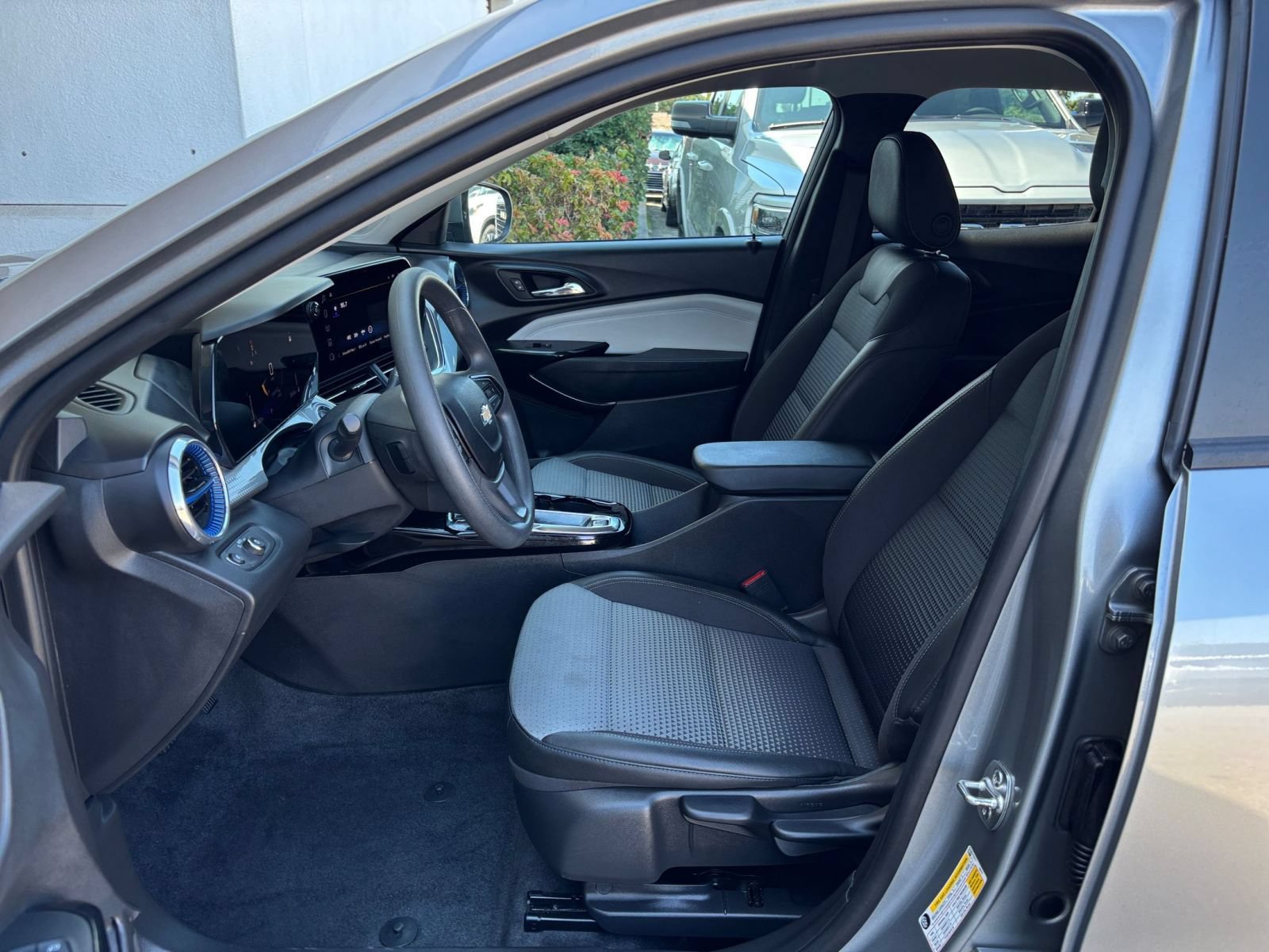 Used 2025 Chevrolet Trax LT FWD image 26