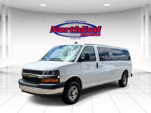 Used 2025 Chevrolet Express 3500 LT w/ LT Preferred Equipment Group RWD image 3
