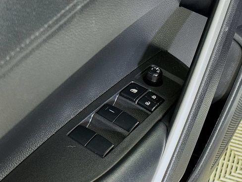 Used 2025 Toyota Corolla Cross LE FWD image 21