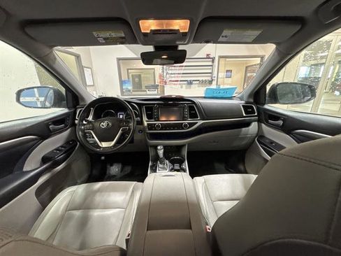 Used 2018 Toyota Highlander Limited image 24