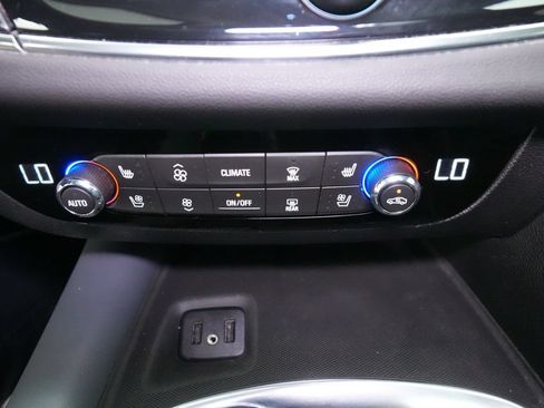 Used 2018 Buick Enclave Premium w/ Experience Buick Package FWD image 40