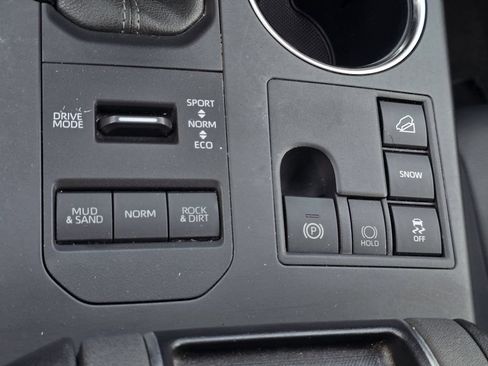 Used 2024 Toyota Highlander XLE AWD/4WD image 21