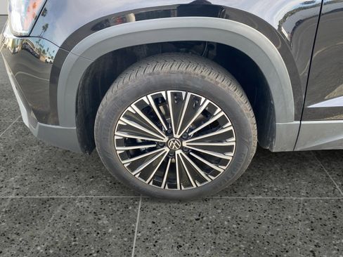 Used 2025 Volkswagen Taos SE image 14