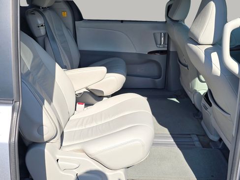 Used 2012 Toyota Sienna XLE FWD image 29