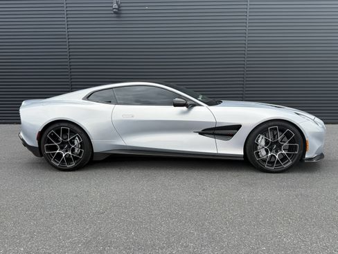 Used 2025 Aston Martin Vanquish RWD image 13