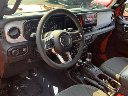 Certified 2025 Jeep Wrangler Unlimited Sahara AWD/4WD image 15