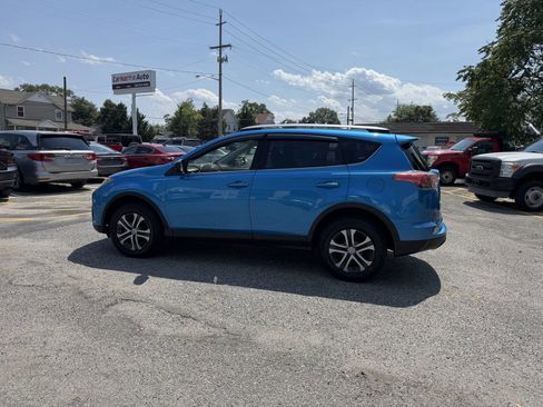 Used 2018 Toyota RAV4 LE AWD/4WD image 21