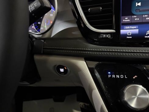 Used 2022 Chrysler Pacifica Touring-L image 18