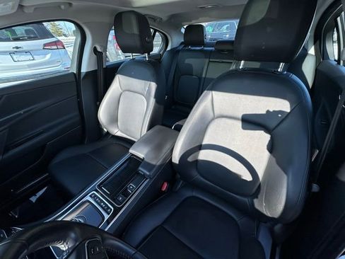 Used 2019 Jaguar XE Premium image 30