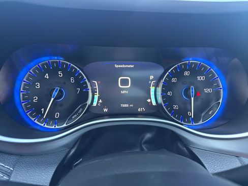Used 2021 Chrysler Pacifica Touring-L w/ Uconnect Theater Family Group FWD image 22