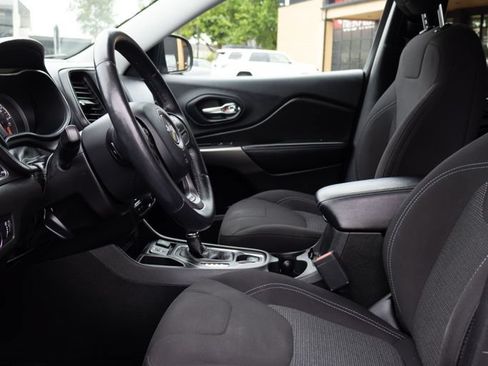 Used 2019 Jeep Cherokee Latitude w/ Cold Weather Group FWD image 15
