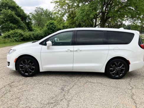 Used 2018 Chrysler Pacifica Touring Plus w/ S Appearance Package FWD image 2