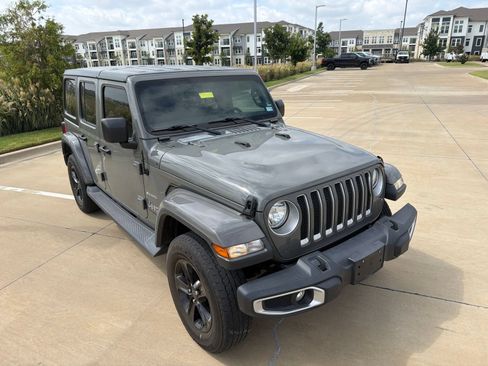Used 2018 Jeep Wrangler Unlimited Sahara AWD/4WD image 8