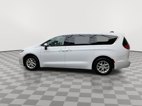Used 2023 Chrysler Pacifica Touring image 36