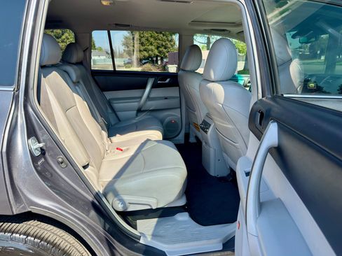 Used 2012 Toyota Highlander SE w/ Tow Pkg image 12