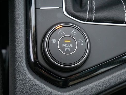 Certified 2025 Volkswagen Taos SE image 27