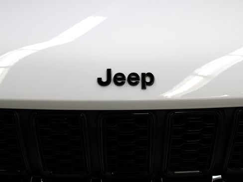 New 2025 Jeep Grand Cherokee Altitude image 35