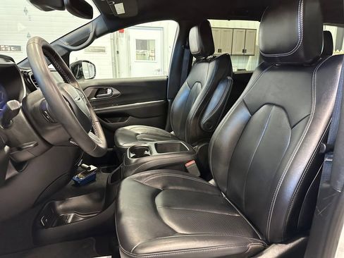 Used 2025 Chrysler Pacifica Select FWD image 14