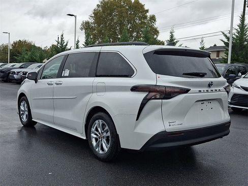 New 2025 Toyota Sienna XLE image 7