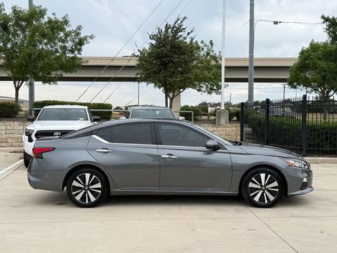 Used 2022 Nissan Altima 2.5 SV FWD image 5