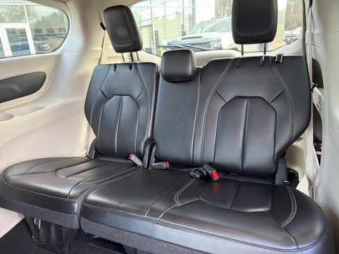 Used 2023 Chrysler Pacifica Touring-L image 37