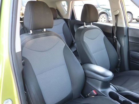 Used 2017 Kia Soul + FWD image 18