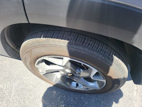 Used 2025 Chevrolet Trax LT w/ LT Convenience Package image 6