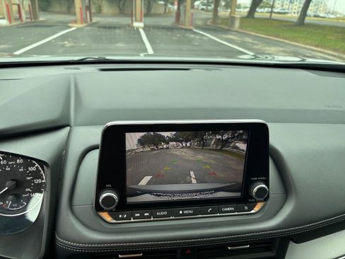 Used 2025 Nissan Rogue SV image 17