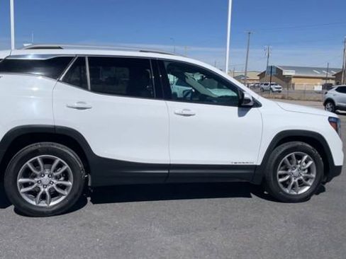 Used 2024 GMC Terrain SLT image 2