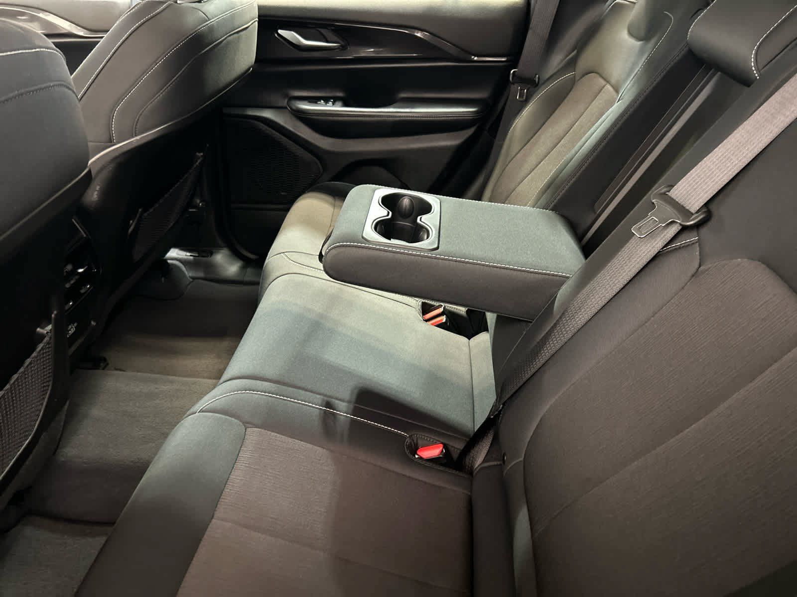 Used 2023 Jeep Grand Cherokee Laredo AWD/4WD image 10