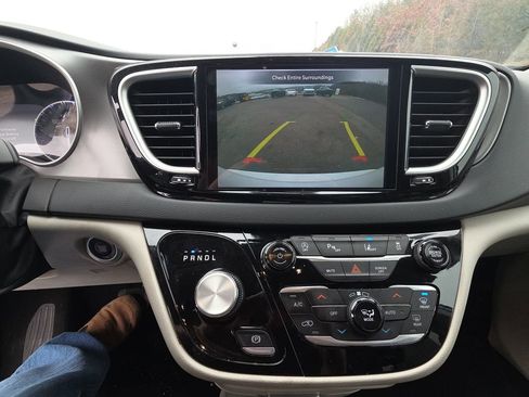 Used 2023 Chrysler Pacifica Touring-L image 10