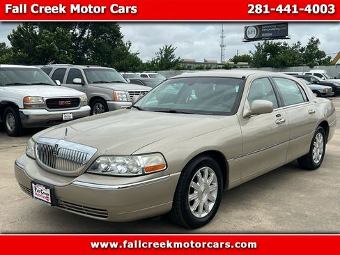 Used 2011 Lincoln Town Car Signature Limited RWD image 1