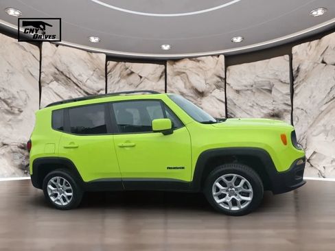 Used 2018 Jeep Renegade Latitude AWD/4WD image 4