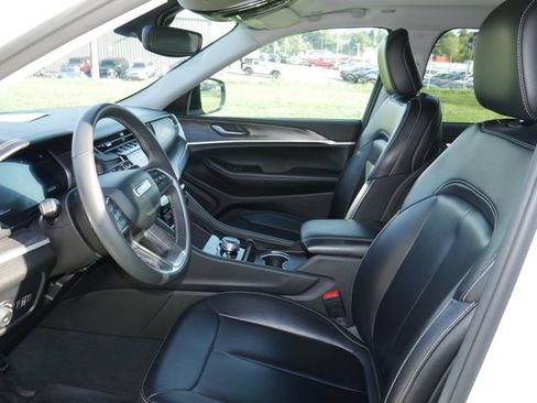 Used 2023 Jeep Grand Cherokee Limited w/ Black Appearance Package AWD/4WD image 2