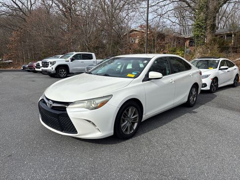 Used 2015 Toyota Camry LE image 1