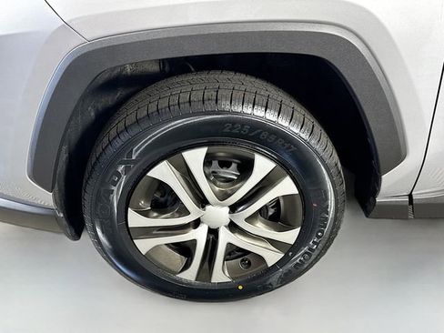 Used 2022 Toyota RAV4 LE AWD/4WD image 4