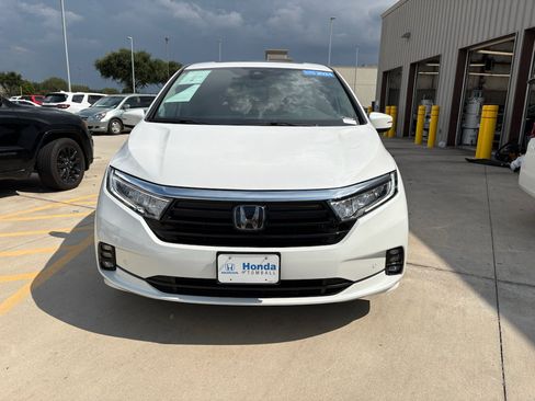 Used 2024 Honda Odyssey Elite image 3