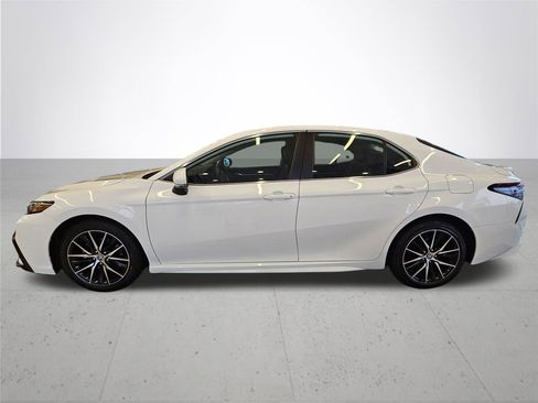 Used 2022 Toyota Camry SE image 11