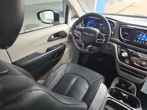 Used 2019 Chrysler Pacifica Touring-L image 14
