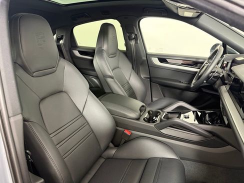 Certified 2025 Porsche Cayenne Base image 16