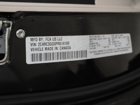 New 2023 Chrysler Pacifica Limited w/ Uconnect Theater Family Group image 40