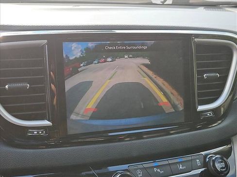 Used 2023 Chrysler Pacifica Touring-L FWD image 14