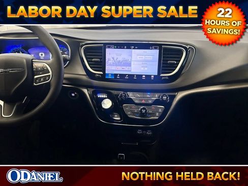 Used 2025 Chrysler Pacifica Select FWD image 16