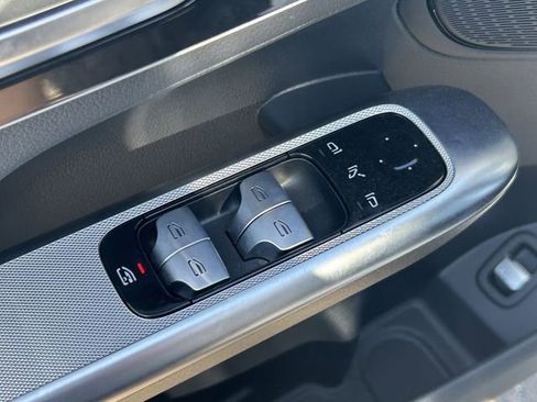 Used 2025 Mercedes-Benz GLC 300 image 24